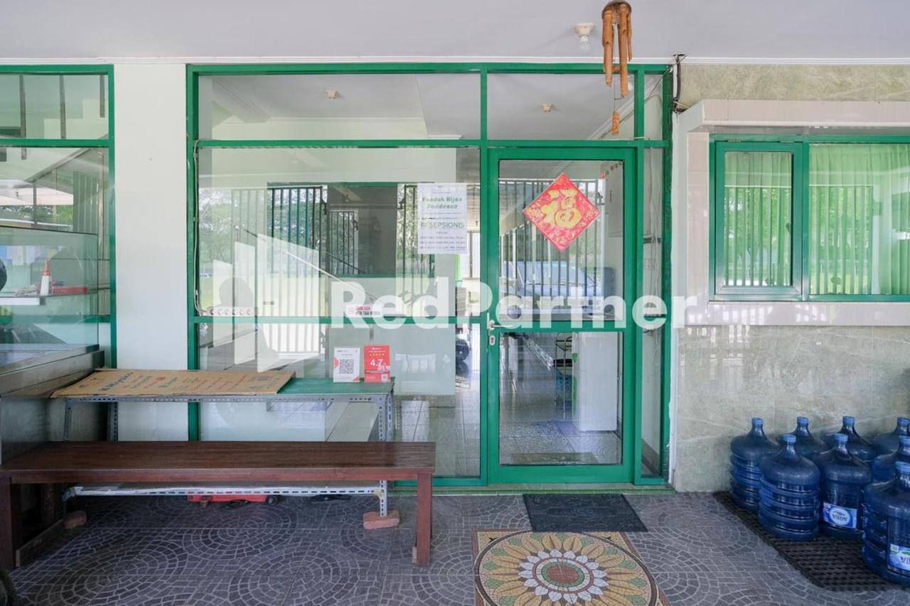 Pondok Hijau Syariah Mitra Reddoorz At Citraland Surabaya Exterior foto